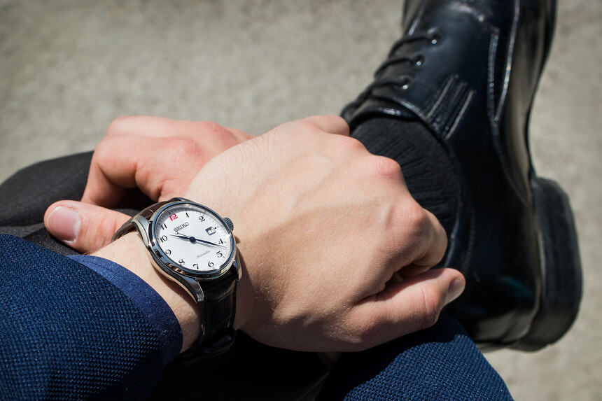 Tökéletes választás: a fekete szíj a fekete cipővel harmonizál.