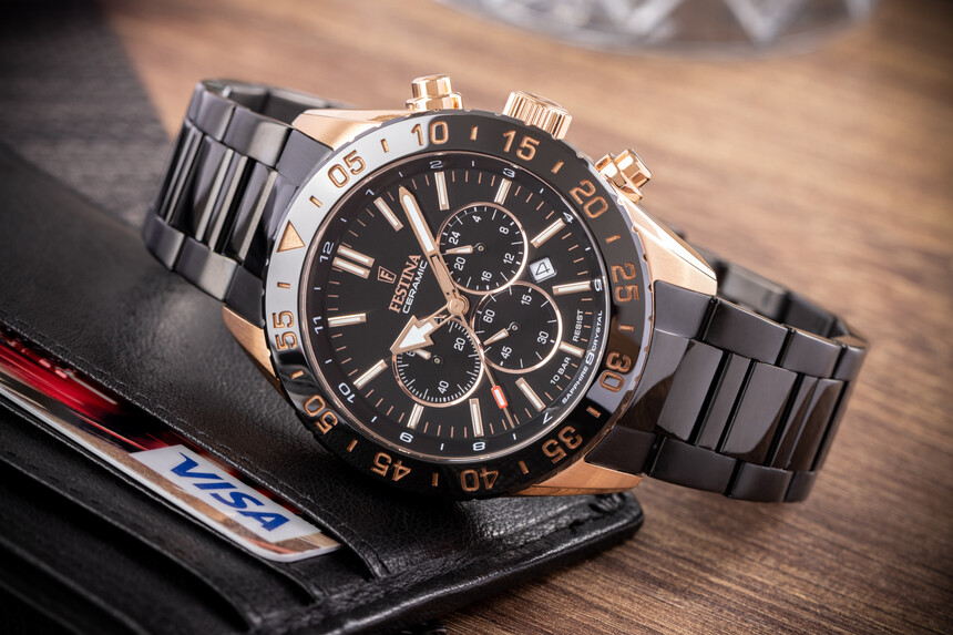 Festina Ceramic fekete tokkal és acél karkötővel.