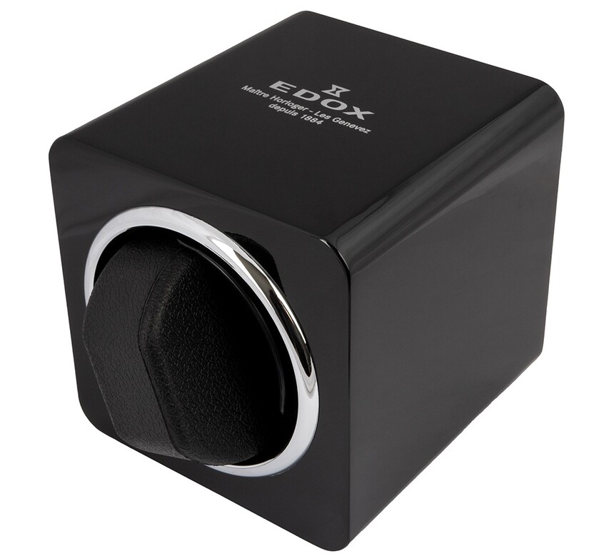 A csomag része egy Edox óraforgató is.