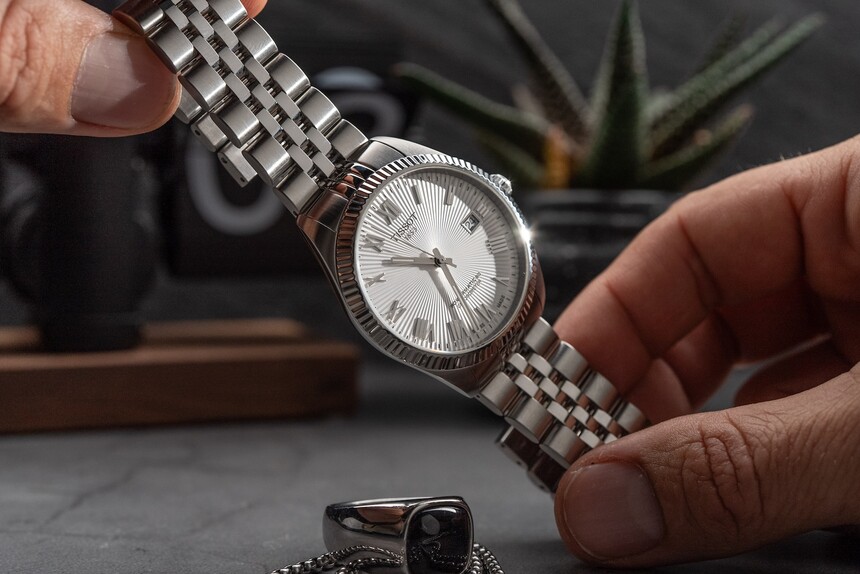 Ötsoros jubilee csat a Tissot Ballade Automatic modellen. Forrás: www.timeandtidewatches.com