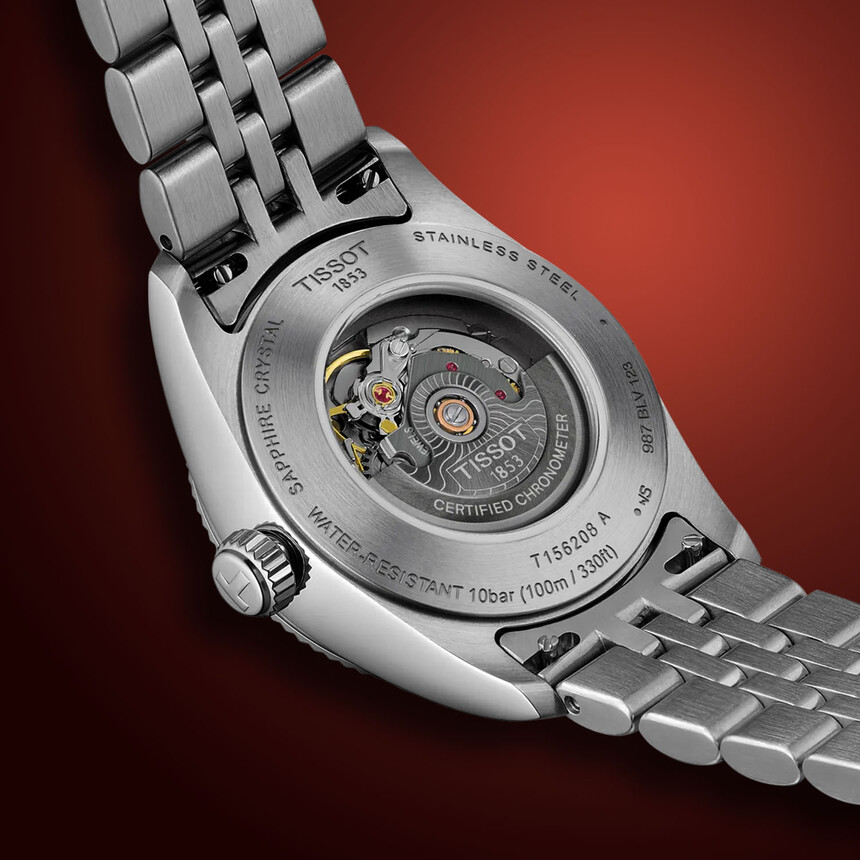 Pillantás az üveg hátlapon át a Powermatic 80 COSC szerkezetre. Forrás: www.monochrome-watches.com