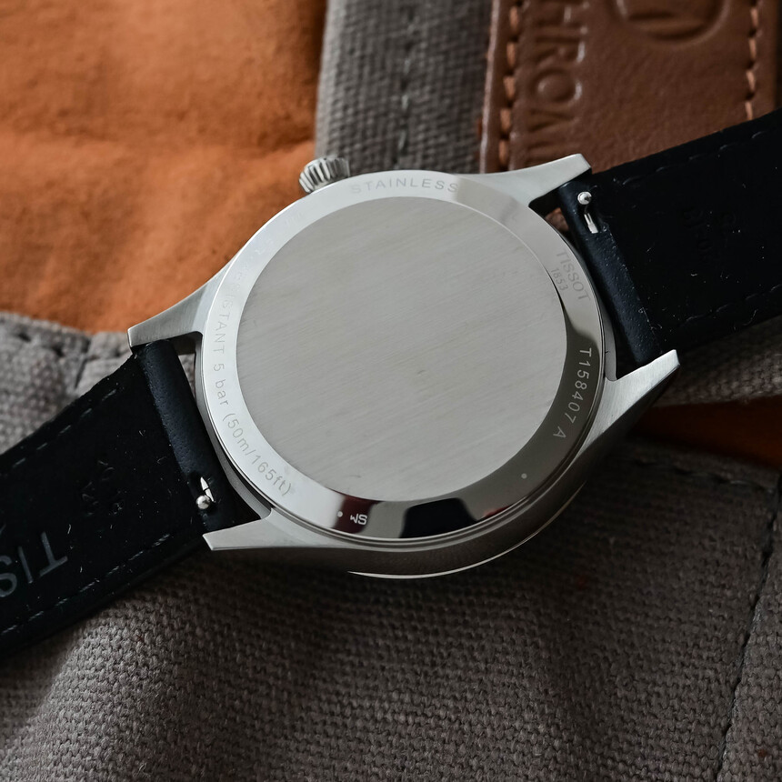 Erről a szerkezetről díszítésről aligha érdemes beszélni, ezért a Tissot okosan zárt hátlappal fedte el, amelynek felülete egyenesen csábít a személyes gravírozásra.