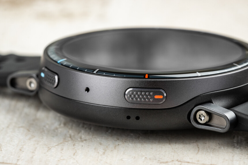 A gombokon finom rovátkák vannak, ami megkönnyíti a kezelést.