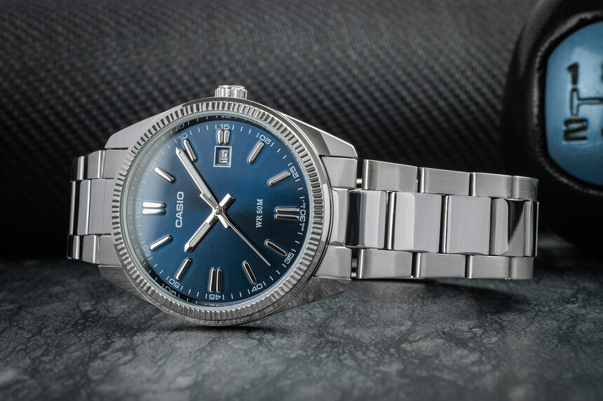 Változat kék számlappal.