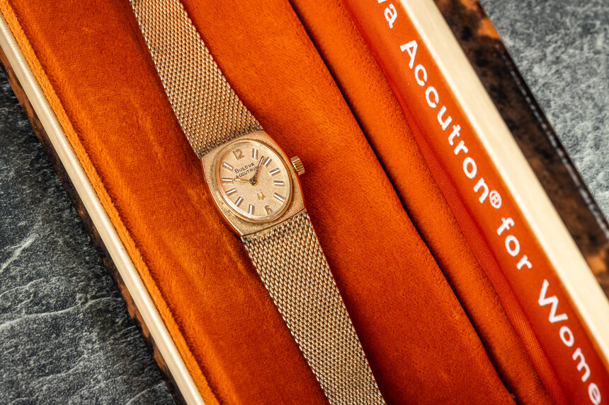 Bulova Accutron hangvillás szerkezettel.