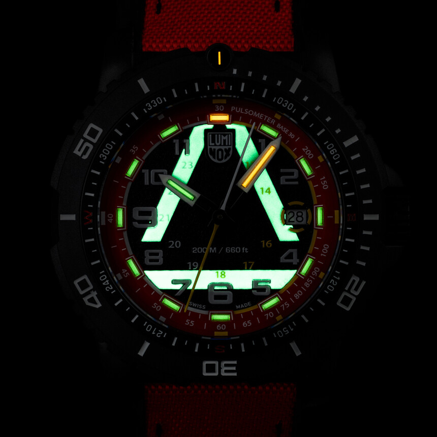 A számlap közepén az ICE-SAR egyesület szimbóluma látható, svájci Super-Luminova bevonattal.