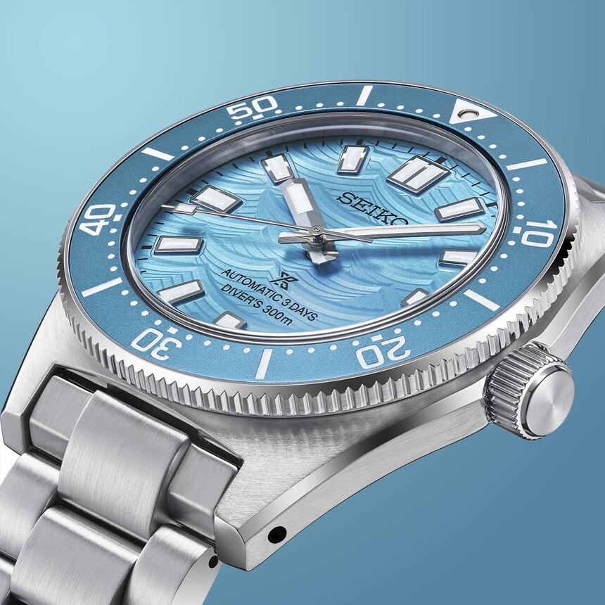 A tok elegánsan ívelt, polírozott letöréssel, de alapvetően inkább tool watch, így a felület nagy része szálcsiszolt.