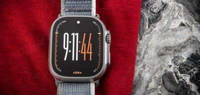 Apple Watch Ultra 2 GPS + Cellular, 49mm Titanium Case / Green/Grey Trail Loop-S/M