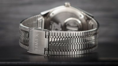 Timex Q Timex Reissue TW2U71300 Peanuts 70th Anniversary Snoopy