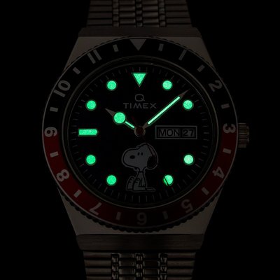 Timex Q Timex Reissue TW2U71300 Peanuts 70th Anniversary Snoopy